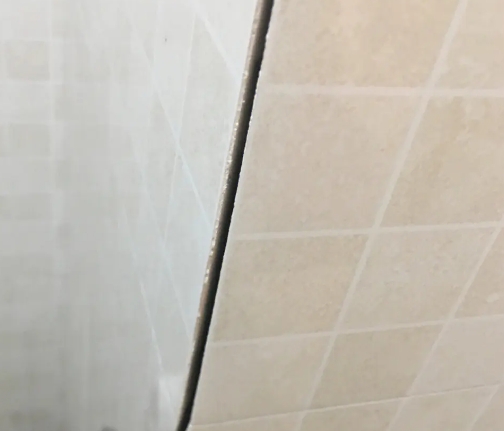 乐亭瓷砖空鼓维修公司分享阳台瓷砖脱落的修复过程可以分为以下几个步骤
