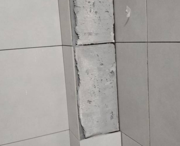 乐亭瓷砖空鼓维修公司分享下瓷砖施工前基层浇水润湿程度不足，可能导致以下问题